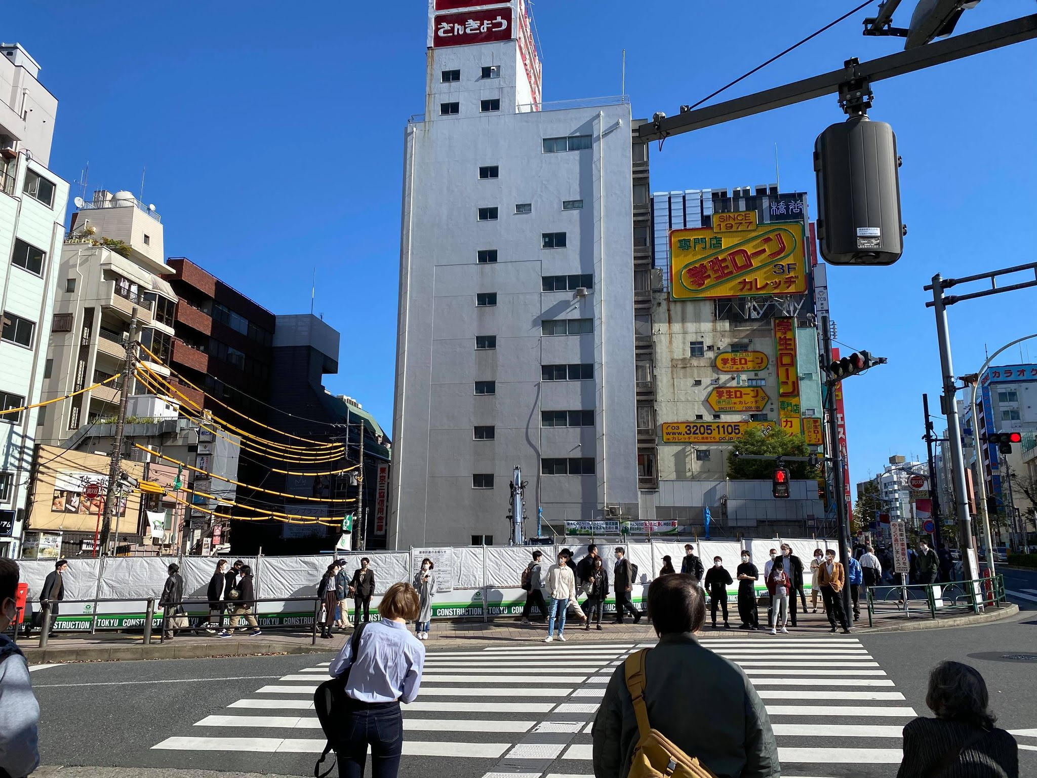 駅前早稲田通りを向こう側に渡り、右へまっすぐ歩いて行くと10mぐらいで下記交差点にぶつかります。